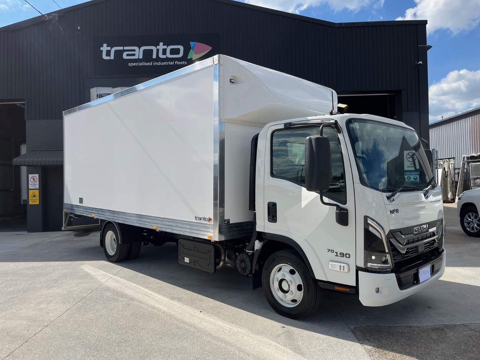 Tranto 2200 Cargo Series pantech on an Isuzu NPR