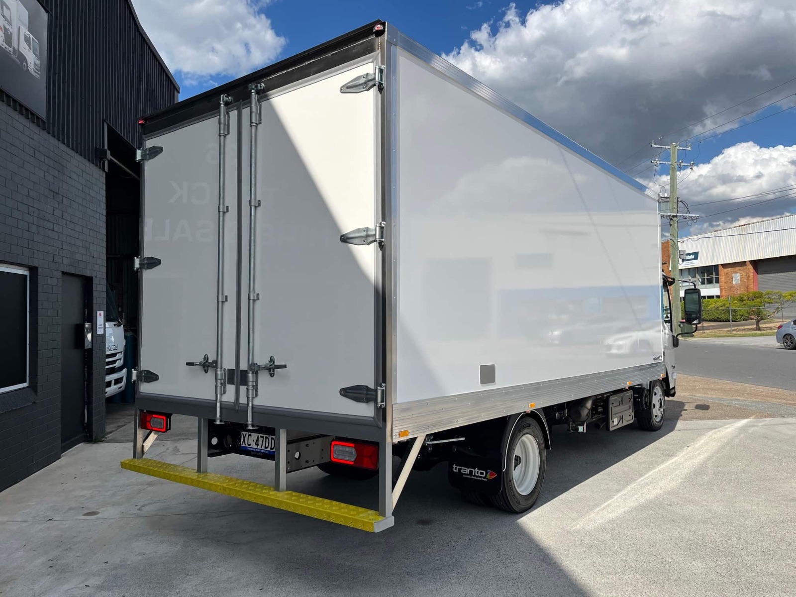 Full-width yellow rear step on a Tranto 2200 Cargo Series pantech