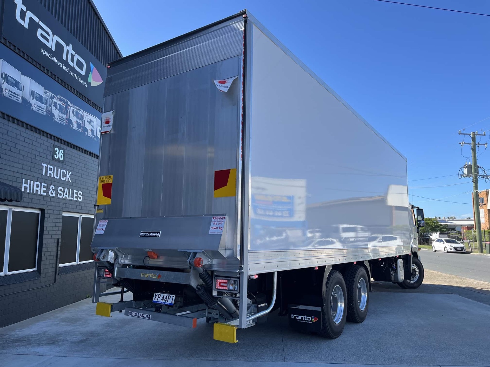 Dhollandia 3000 kg cantilever loader on a Tranto 2900 Jumbo Series